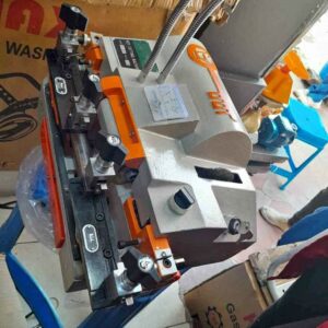 Key cutting machine